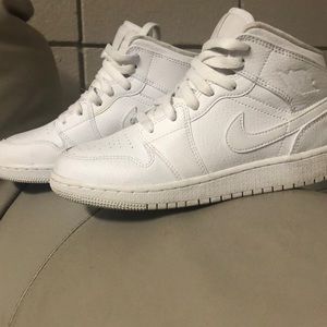 I’m selling some Nike air Jordan’s 1 color white💯